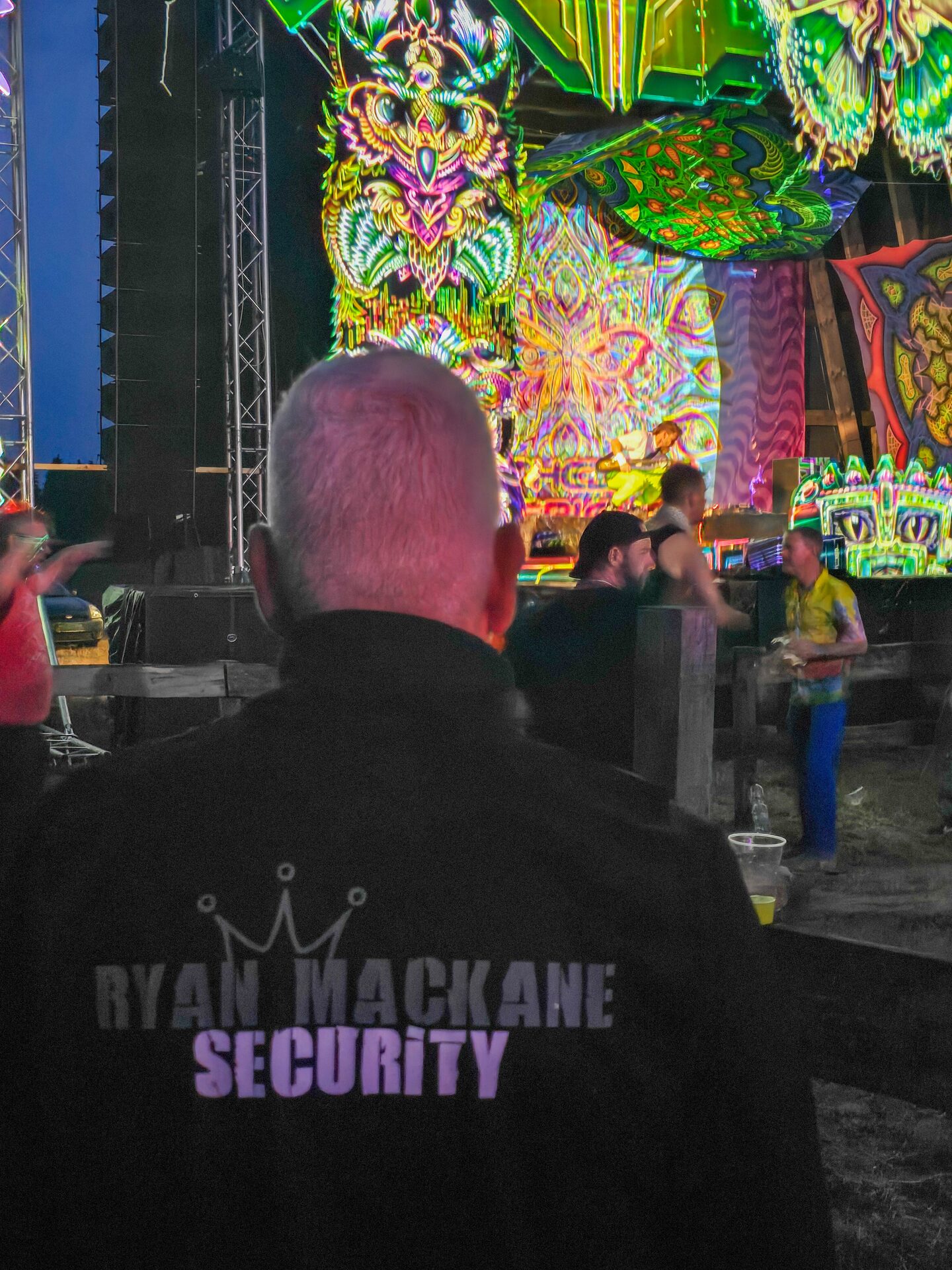 Crowd-Management vor der Bühne bei Dämmerung
