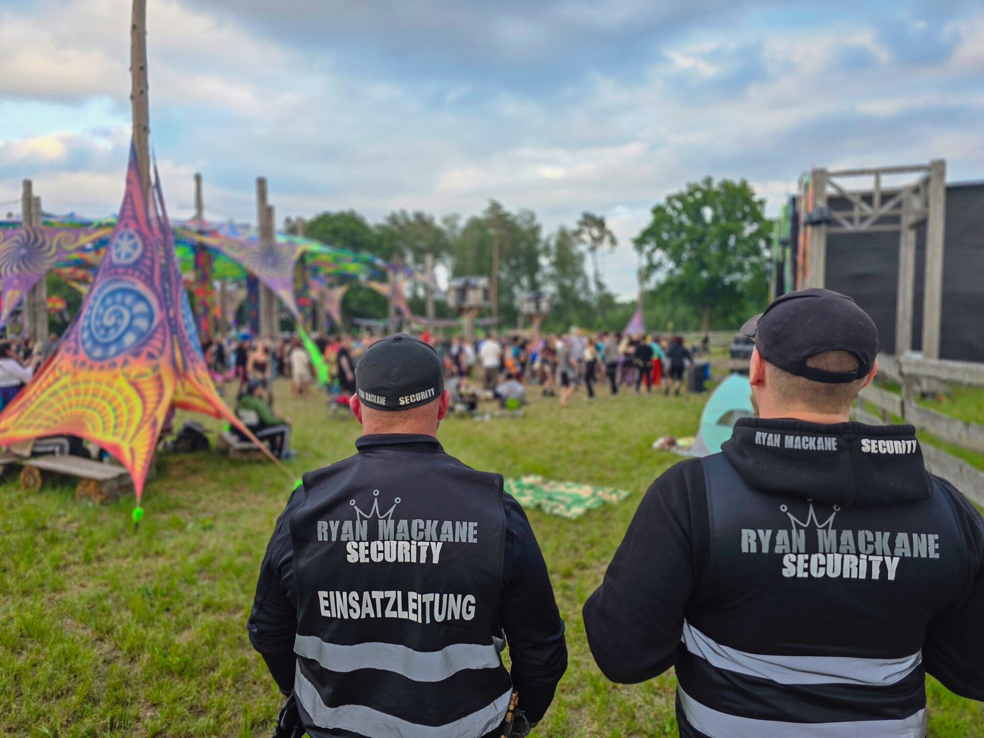 Team im Einsatz auf einem Festivalgelände